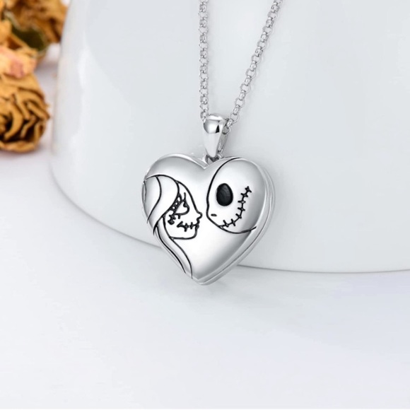 18k Nightmare Before Christmas Engraved Love Heart Necklace - Picture 2 of 10